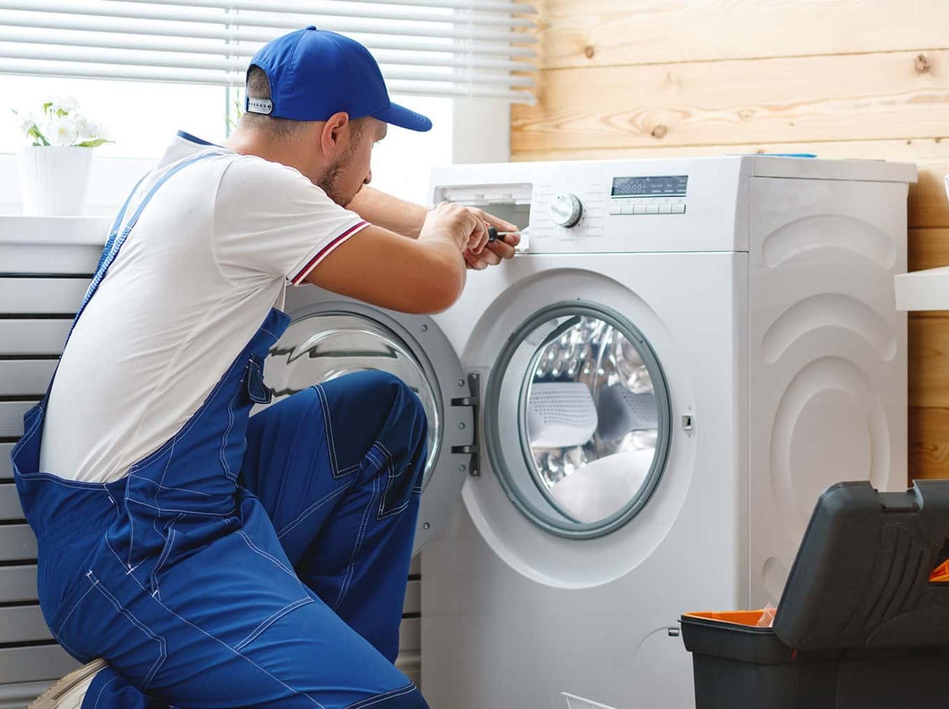Técnico reparando electrodoméstico Electrolux en Lumbrales